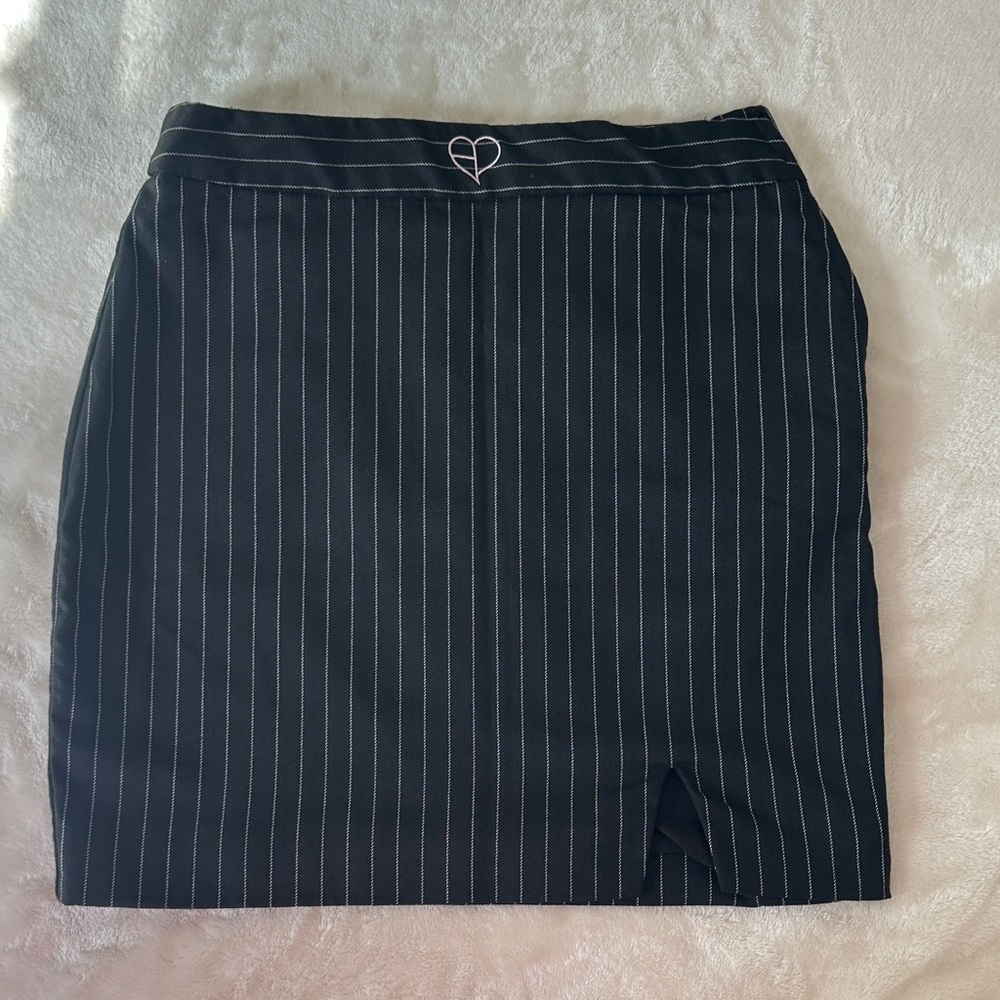 Short pencil skirt